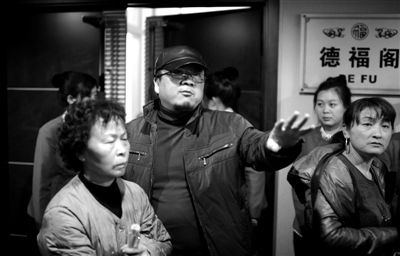 昨日，在河北香河天下第一城，相關(guān)負(fù)責(zé)人（左二）走出會(huì)議室與參加演出的老人們溝通。