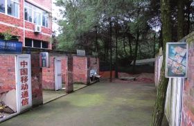 緊挨鐵山坪基地，有一條“迷你”街道，雖然簡陋，但尚未拆去的店鋪名稱顯出了曾經(jīng)的“繁華”。組圖/記者倪志剛