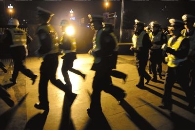 ▲涼山警方連夜出擊打拐。本報(bào)記者歐陽(yáng)曉菲攝