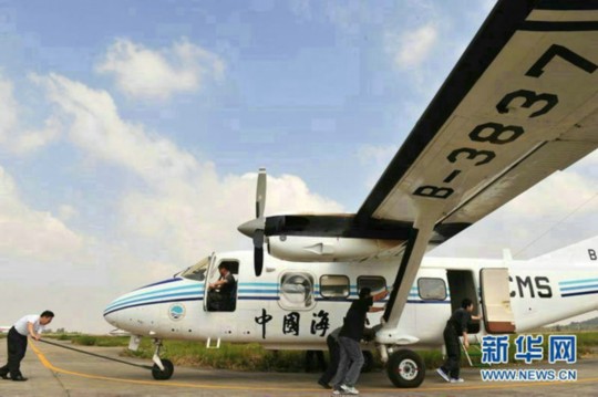 資料圖：中國(guó)海監(jiān)東海航空支隊(duì)舟山基地工作人員正在進(jìn)行運(yùn)-12飛機(jī)備航。