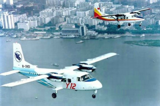 資料圖：中國(guó)運(yùn)-12空中飛行。