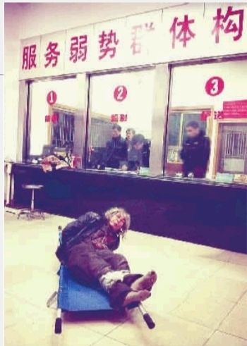 1月7日23點50分，長沙市救助管理站大廳，一名老年流浪者躺在擔架上，無助地看著記者。
