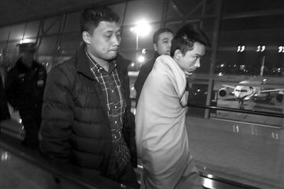 昨日，首都機(jī)場，跨國綁架勒索團(tuán)伙首犯中國籍男子奚某被押解回國。新京報記者 尹亞飛 攝