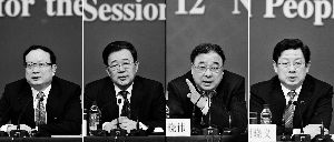 昨天，國(guó)務(wù)院深化醫(yī)藥衛(wèi)生體制改革領(lǐng)導(dǎo)小組辦公室負(fù)責(zé)人王保安、孫志剛、馬曉偉、胡曉義（從左至右）就“醫(yī)藥衛(wèi)生體制改革”有關(guān)問(wèn)題回答記者提問(wèn)。記者王鵬/攝
