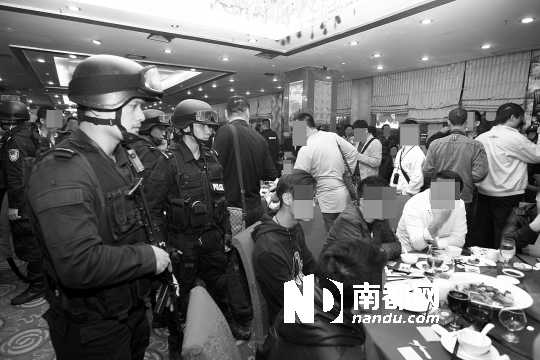 手持微沖、身穿防彈背心的警員進(jìn)入酒樓進(jìn)行調(diào)查。深圳警方供圖