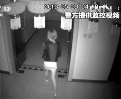 監(jiān)控視頻中，女子獨自走向墜樓處。 央視視頻截圖