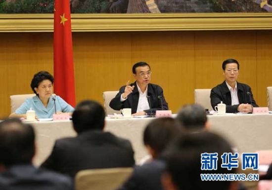 　5月13日，國務(wù)院召開全國電視電話會(huì)議，動(dòng)員部署國務(wù)院機(jī)構(gòu)職能轉(zhuǎn)變工作。中共中央政治局常委、國務(wù)院總理李克強(qiáng)發(fā)表講話。 新華社記者劉衛(wèi)兵 攝