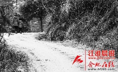 2月21日，媽媽帶著小雪離開了村子。 晨報(bào)記者 高博 攝