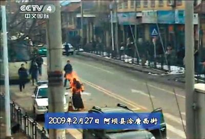 2009年2月27日，一名僧侶在阿壩縣洽唐西街自焚。本版圖片/央視截圖