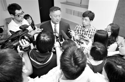 6月5日，商務(wù)部新聞辦公室召開“中歐光伏產(chǎn)品貿(mào)易摩擦”專題發(fā)布會。發(fā)布會結(jié)束后，中國機(jī)電產(chǎn)品進(jìn)出口商會會長張鈺晶接受記者采訪。新京報(bào)記者