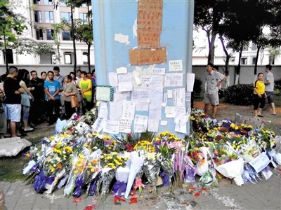 　昨日，廈門市民在BRT的橋墩下放上鮮花悼念逝者。新京報記者 郭鐵流 攝