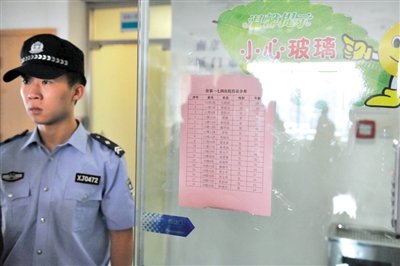 前日，廈門市解放軍174醫(yī)院重癥醫(yī)學(xué)科門口貼著在該醫(yī)院接受治療的受傷人員名單。 新華社記者 陳曄華