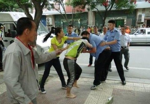 　圖為5月31日，延安城管隊員暴力執(zhí)法場面。