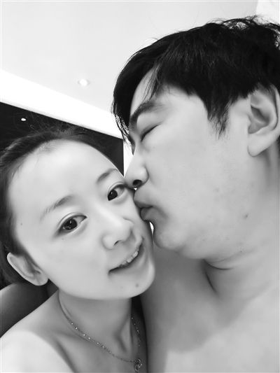 兩人合影。女當(dāng)事人供圖