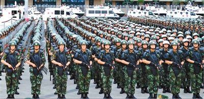 6月29日，新疆武警部隊(duì)反恐維穩(wěn)誓師大會(huì)在烏魯木齊市人民廣場(chǎng)舉行。據(jù)《新疆日?qǐng)?bào)》