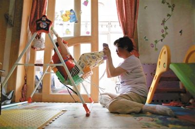 6月14日，未婚媽媽于軍的家里，她正在陪女兒悅悅玩耍。悅悅4歲了，因為沒有爸爸的信息而始終上不了戶口。