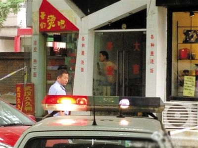 闖入面館的持刀男子與趕來的民警隔著玻璃門對峙，后店內(nèi)一名女童被其劫持。網(wǎng)友供圖