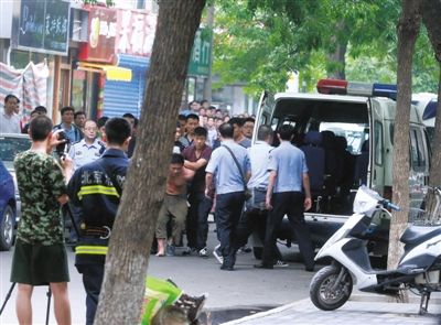 女童安全獲救后，嫌疑人被制服并由民警押出餐館。新華社發(fā)
