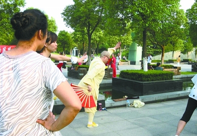 【漢網(wǎng)市民記者“關(guān)艾” 圖文報道】近日，我在漢陽一公園內(nèi)，看見幾個削發(fā)尼姑和群眾們在一起跳健身舞。