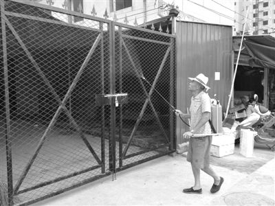 昨日，廊坊麥洼綜合農貿市場，一名工作人員正在被關閉的活禽交易區(qū)外噴灑消毒水，該市場被檢測出H7N9病
