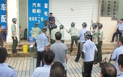 昨日，警方趕到現(xiàn)場制服嫌疑人何某。