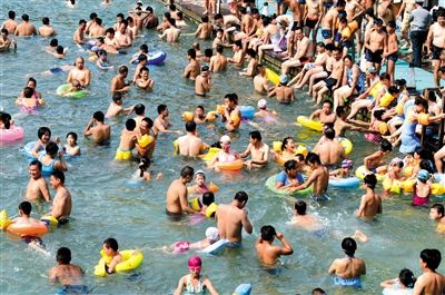 昨日，濟(jì)南市最高氣溫超過37℃，位于市區(qū)黑虎泉畔的泉水浴場免費(fèi)開放。