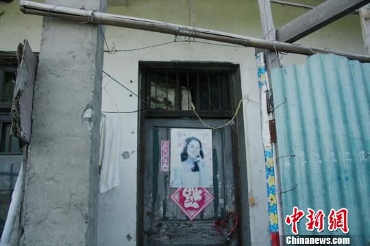 圖為嫌犯租住的民房，當(dāng)天受害人即攀在門上的窗口對(duì)外呼救。 吳佳蔚 攝
