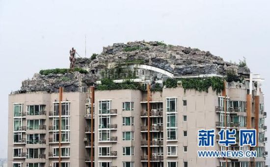 位于北京市海淀區(qū)白石橋路45號(hào)人濟(jì)山莊小區(qū)B棟樓頂?shù)募偕絼e墅（8月12日攝）。