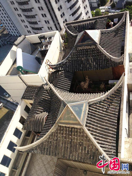 2013年8月14日，江蘇蘇州蘇州市三香大廈高樓18層樓頂東側(cè)陽臺(tái)上的“蘇州園林”式別墅，兩座涼亭和兩道回廊，飛檐翹角，一派蘇州園林的氣勢(shì)。中國網(wǎng)圖片庫李俊鋒攝影
