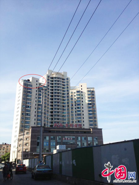 2013年8月14日，江蘇蘇州蘇州市三香大廈高樓18層樓頂東側(cè)陽臺(tái)上的“蘇州園林”式別墅，兩座涼亭和兩道回廊，飛檐翹角，一派蘇州園林的氣勢(shì)。中國網(wǎng)圖片庫李俊鋒攝影