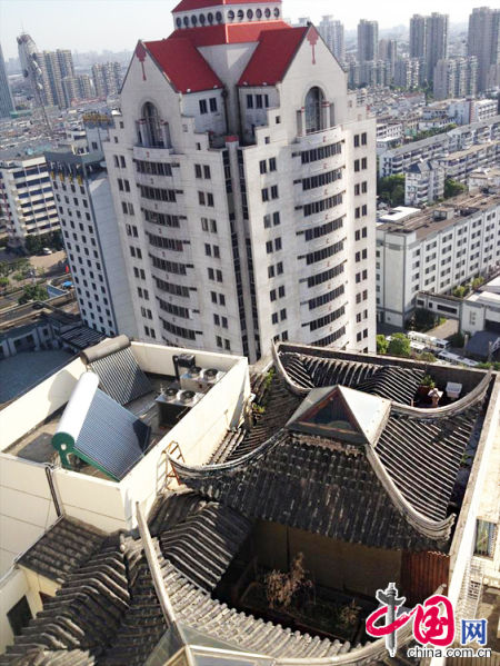 2013年8月14日，江蘇蘇州蘇州市三香大廈高樓18層樓頂東側(cè)陽臺(tái)上的“蘇州園林”式別墅，兩座涼亭和兩道回廊，飛檐翹角，一派蘇州園林的氣勢(shì)。中國網(wǎng)圖片庫李俊鋒攝影