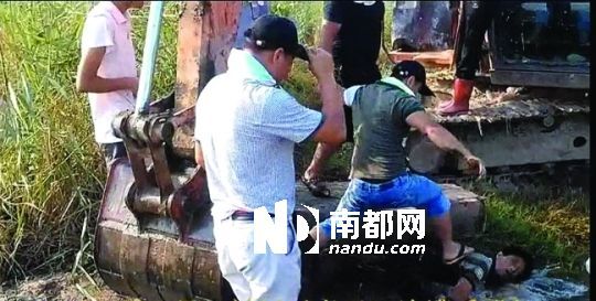 另一名男子被推入水塘。