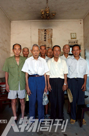 2003年5月，湖南攸縣農(nóng)村的8位志愿軍老兵。10年后回訪時，其中6人已悄然逝去