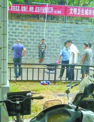 小偷被五花大綁捆在小區(qū)門前的墻壁上示眾。 網(wǎng)友羅先生 攝