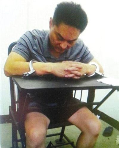 韓磊被控制時接受警方訊問。本組圖片為視頻截圖