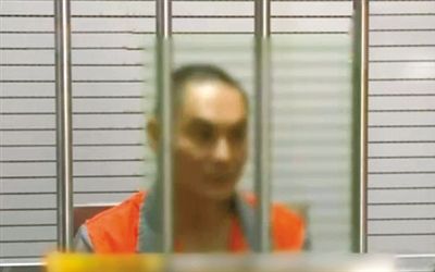 涉嫌窩藏罪的李明在接受訊問。
