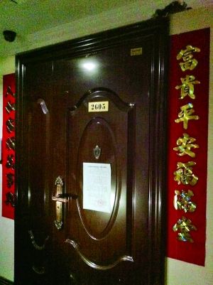 拆除公告昨天仍貼在2605號大門上。