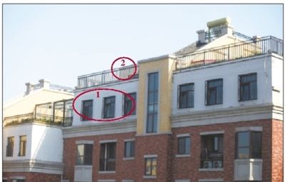 中海城香克林小區(qū),楊智家的樓頂上加蓋了兩層違建。其中北側(cè)露臺建成了一層灰白色的房屋(①)。在該違建頂部的東側(cè),又加蓋了一層面積較小的房屋(②)。新京報(bào)記者 韓萌 攝