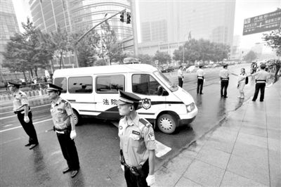 　　昨日早上,押解李某某的車隊(duì)開進(jìn)法院。當(dāng)日,李某某等5人涉嫌強(qiáng)奸案在海淀法院不公開審理。本版攝影/新京報(bào)記者 王貴彬