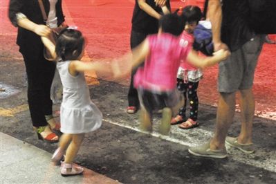2012年8月1日晚，北京兒童醫(yī)院，三個來自廊坊的小女孩在玩耍，她們都被幼兒園老板性侵害。本版攝影/新京報記者 尹亞飛