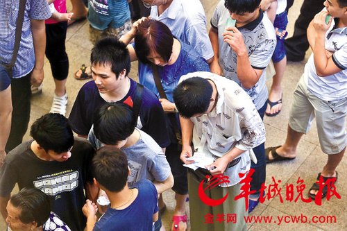 挎腰包的“黃?！狈职l(fā)一輪“任務”后，自己也開始整理“炒號”簽條