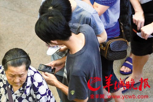 排隊的“黃牛”各手執(zhí)一疊白紙，上面寫好了要掛號的人的信息，包括姓名、電話、要掛的科室等。穿黑白花紋衣服的老婆婆正在排隊掛號