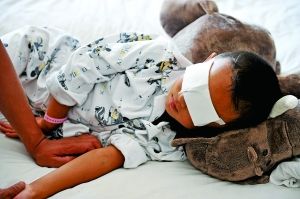 9月2日，小斌斌在病床上休息。山西省眼科醫(yī)院院長賈亞丁介紹，醫(yī)院安排心理專家對患兒及家屬進行心理治療。