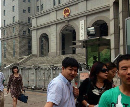 上午10：35分左右，蘇順虎律師和其家屬從法院西大門出來。