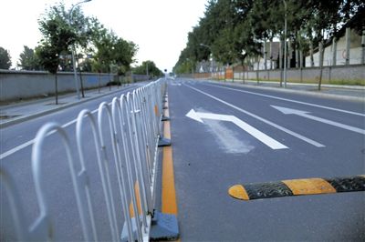 樓梓莊路東，飚車的路已經(jīng)安裝了隔離護(hù)欄和減速帶。新京報(bào)記者
