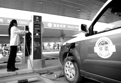 9月11日，懷柔區(qū)，電動出租車司機正在為車輛充電。