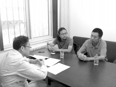 9月13日下午，雷闖(中)與父親在國家衛(wèi)計委遞交建議信，與衛(wèi)計委工作人員交流。　雷闖供圖