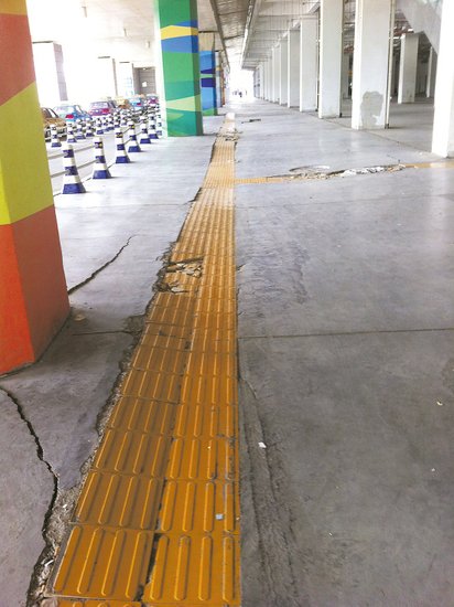 在溫嶺火車(chē)站架空層，由于沉降產(chǎn)生的裂縫到處可見(jiàn)。