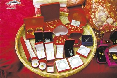10月1日，王小姐在廣東汕頭舉行婚禮，她的彩禮包括3個玉鐲、多個金戒指及一張銀行卡。新京報記者 吳振鵬 攝