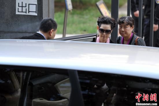 圖為宣判結(jié)束后夢(mèng)鴿面無(wú)表情走出海淀法院，乘車(chē)離開(kāi)。